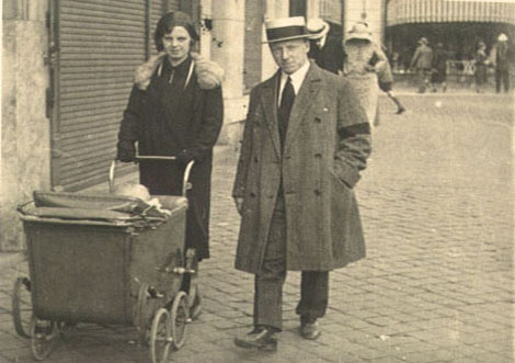 Joséphine Legrand et Achille Jamar avec André Jamar dans le berceau